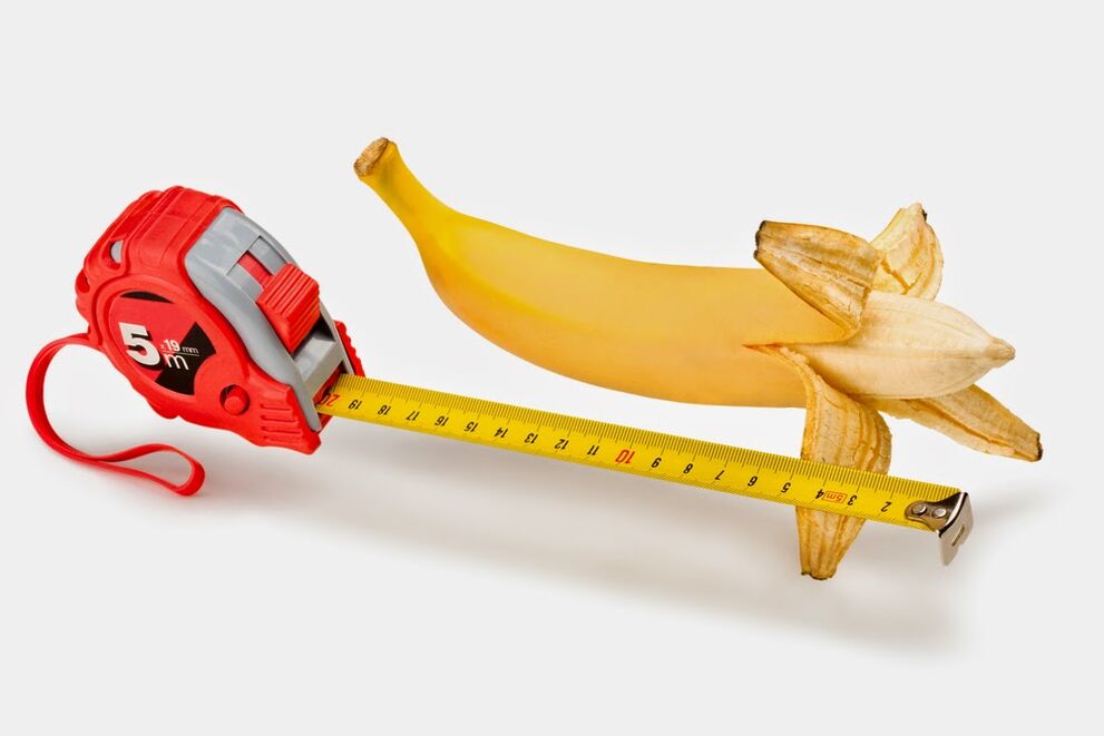 măsurarea unui penis înainte de a-l mări folosind exemplul unei banane